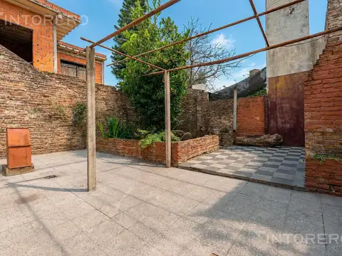 Casa en venta de 4 ambientes con patio y parrilla en Morón.