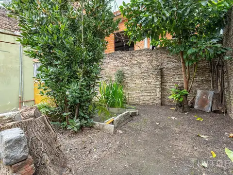 Casa en venta de 4 ambientes con patio y parrilla en Morón.