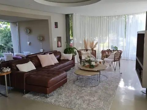 VENTA Casa de cuatro dormitorios en B° LA COMARCA -