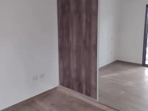 Departamento tipo casa en alquiler en Lanus Este