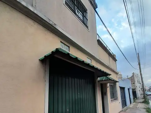 EXCELENTE CASA CON PATIO,TERRAZA,PARRILLA Y GARAGE.