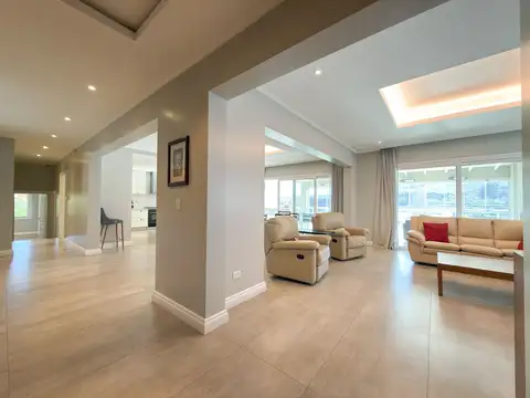 Casa en Venta con 6 cocheras