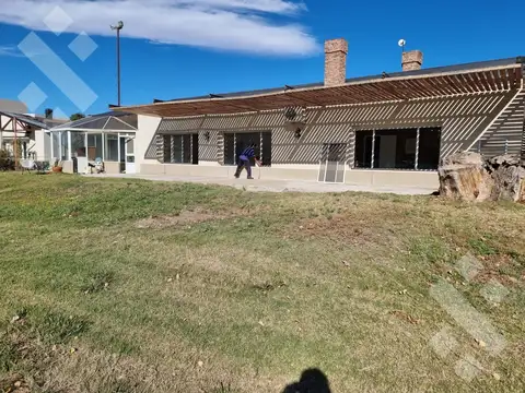 Casa en Alquiler con 2 cocheras