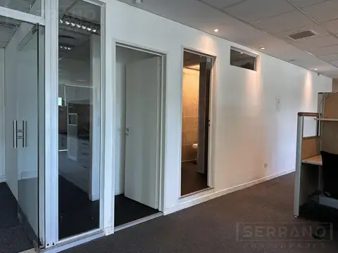 JBI. Oficina en alquiler de 220m2 con 4 cocheras en Avenida fondo de la legua al 900, Martínez