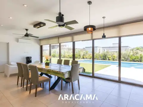 Casa en Venta con 2 cocheras