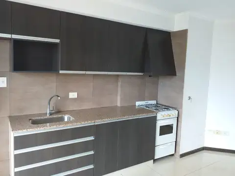 Al frente, con amplio y corrido balcón. Excelente estado. Todos los servicios. Scola Inmobiliaria. 