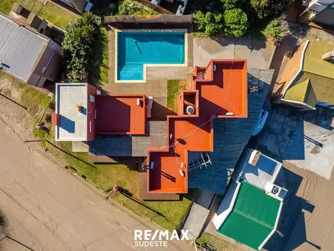 Casa 6 ambientes con 4 baños