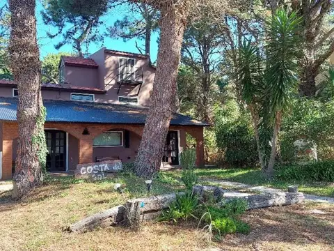 Los Cedros e/ Los Crisantemos y Las Dalias