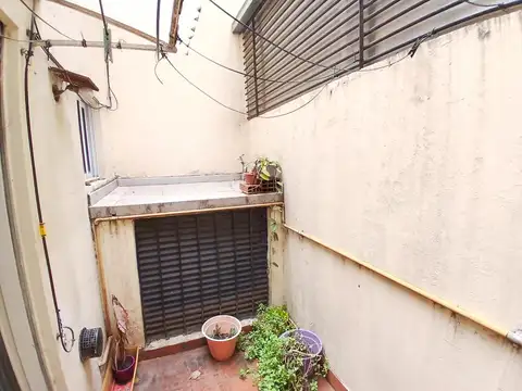 Uruguay 100, Piso 1°