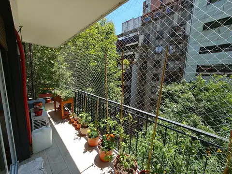 HERMOSO 3 AMBIENTES AL FRENTE – BALCÓN CORRIDO CON VISTA A COPA DE ÁRBOLES – LAS CAÑITAS