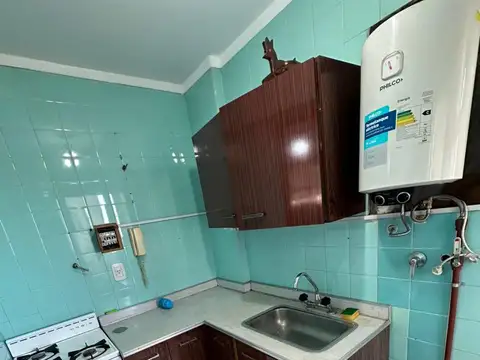 MORON CENTRO- DEPTO 2 AMBIENTES + COCINA SEPARADA- LAVADERO CUBIERTO- BUEN ESTADO