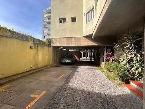 Cochera descubierta con excelente ubicacion