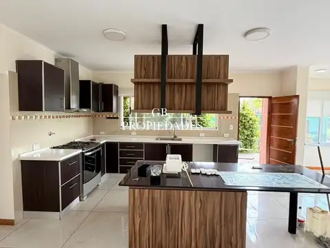 Casa en Alquiler con 4 cocheras