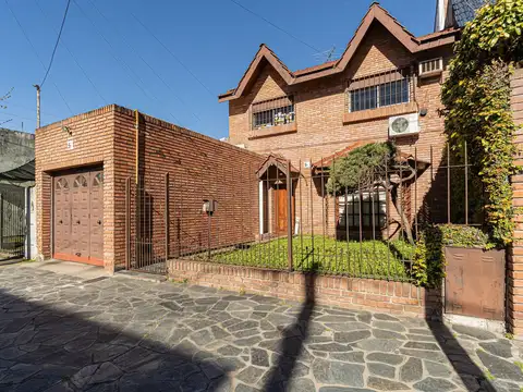 Chalet en Venta 6 Ambientes Apto Crédito en Ramos Mejía con Cochera y Jardín