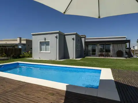 Casa en Alquiler, 4 Dormitorios, en Barrio San Sebastián,  Escobar, G.B.A Norte