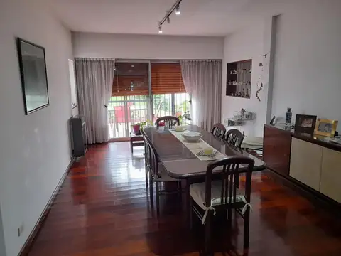 Casa 6 ambientes con 2 baños