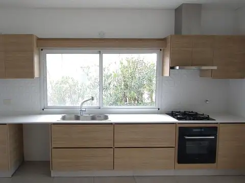 Casa en Venta con 4 cocheras