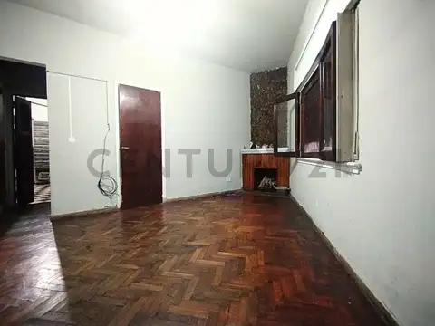 CASA DE 5 AMB. COCHERA/TERRAZA-PERMITE EDIFICAR HASTA 3 PISOS 