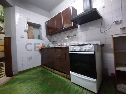 VENTA DE CASA DE 5 AMBIENTES CON COCHERA, TERRAZA Y AMPLIO QUINCHO