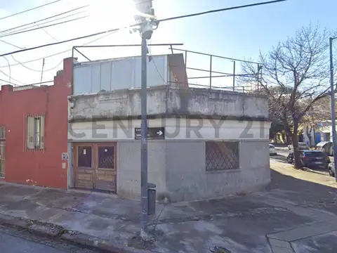 VENTA DE CASA DE 5 AMBIENTES CON COCHERA, TERRAZA Y AMPLIO QUINCHO