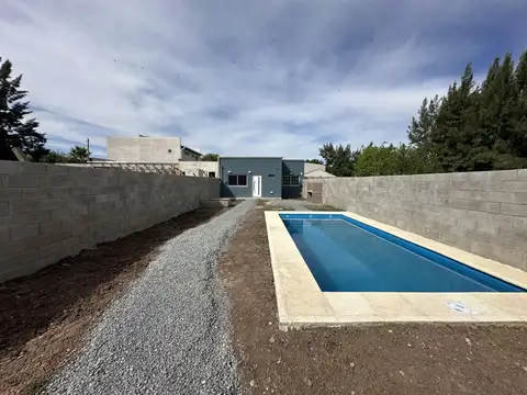 UN DORMITORIO, PARQUE, COCHERA CUBIERTAY PILETA