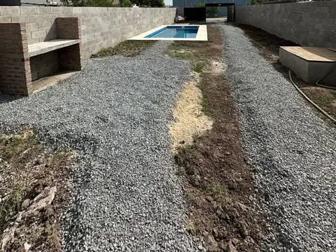 UN DORMITORIO, PARQUE, COCHERA CUBIERTAY PILETA