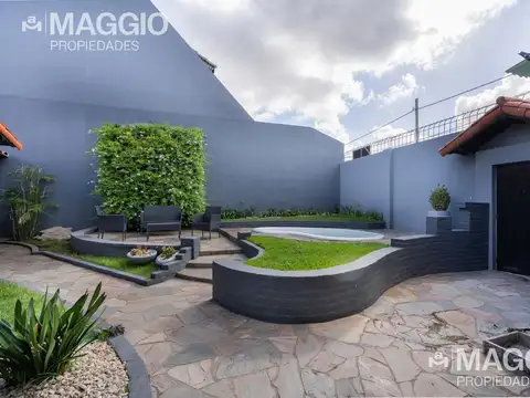 Casa en Venta con 2 cocheras