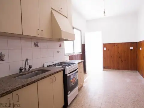 Olivos en alquiler, muy lindo chalet de 3 amb. Living-Comedor, cocina c/comedor diario, Patio ,...