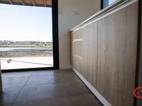 Casa 6 ambientes con 2 baños