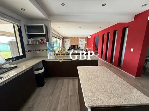 Casa 5 ambientes con 4 baños