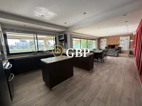 Casa en Alquiler con 8 cocheras
