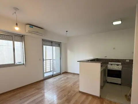 Departamento en Alquiler en Parque Chacabuco, $ 850.000