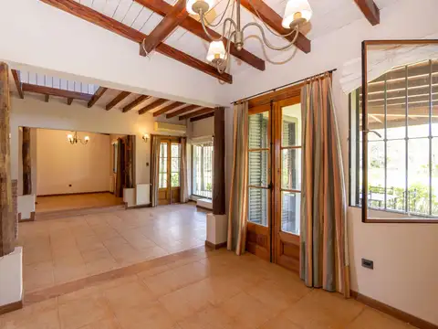 Casa 7 ambientes con 2 baños