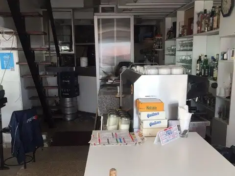 IMPERDIBLE LOCAL FRENTE AL MAR DE 200M2 CON COCHERA Y SALIDA