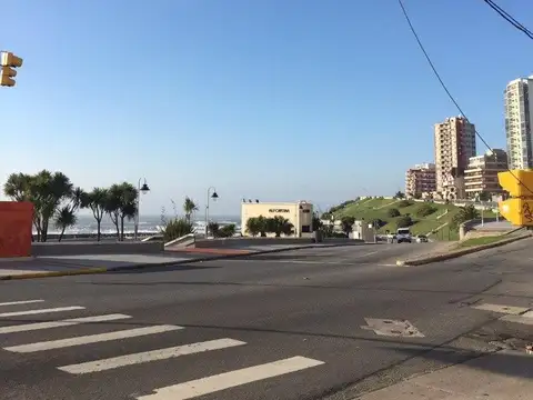 IMPERDIBLE LOCAL FRENTE AL MAR DE 200M2 CON COCHERA Y SALIDA