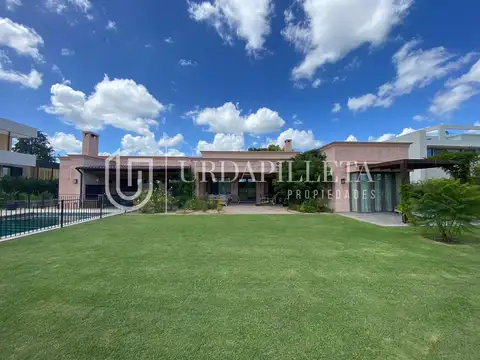 Casa a la venta sobre cancha de golf en La Diligencia- Pilará- Pilar