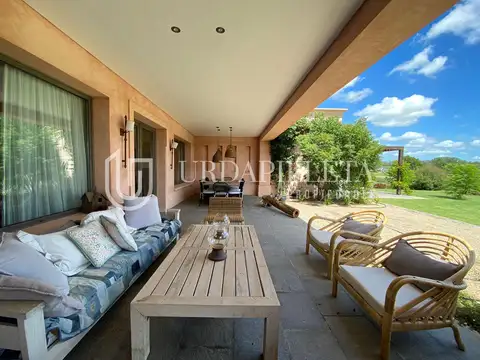 Casa a la venta sobre cancha de golf en La Diligencia- Pilará- Pilar