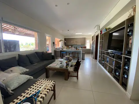 Casa en Alquiler con 2 cocheras