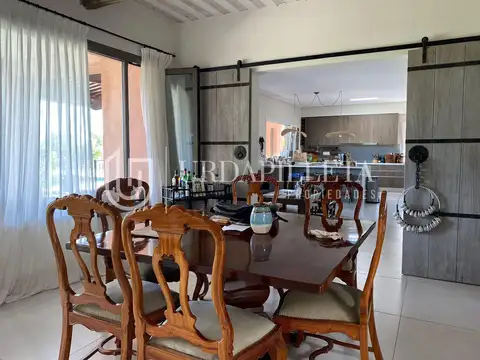 Casa en Alquiler con 2 cocheras