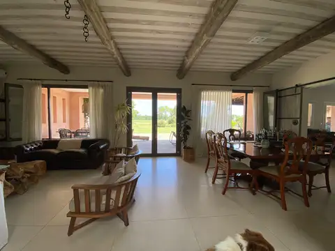 Casa a la venta sobre cancha de golf en La Diligencia- Pilará- Pilar