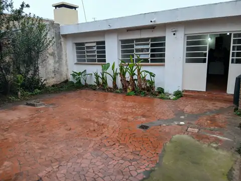 Lagos 5526 pasillo dos dormitorios, amplio patio, sin gas 481-5308