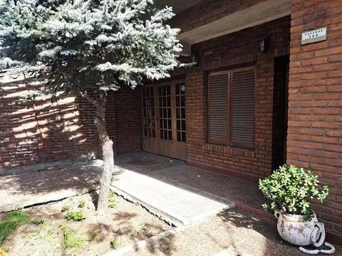 CASA 3 AMB EN VENTA EN MUÑIZ CON PATIO Y GARAGE