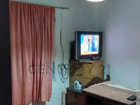 casa 4 dormitorios , amplias dependencias, patio y entrada para auto