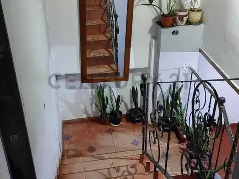 Casa 4 dormitorios , amplias dependencias, patio y entrada para auto