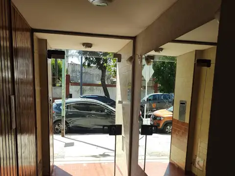 EXCELENTE 2 AMBIENTES GRANDE  con patio y lavadero 1º PISO