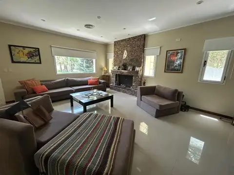 Casa 5 ambientes con 4 baños