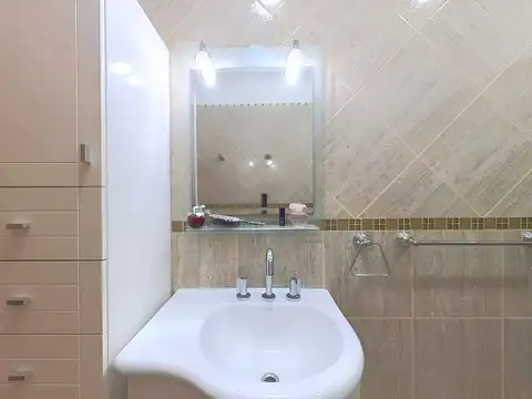 Casa 7 ambientes con 2 baños