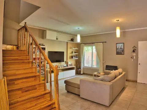 Casa 6 ambientes con 2 baños