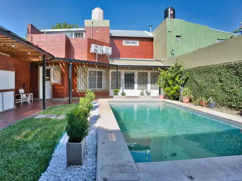 VENTA - Casa 4 Dormitorios,  Piscina y Jardín -  Fisherton, Rosario