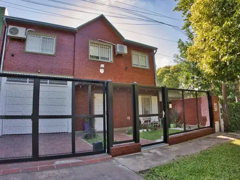 VENTA - Casa 4 Dormitorios,  Piscina y Jardín -  Fisherton, Rosario